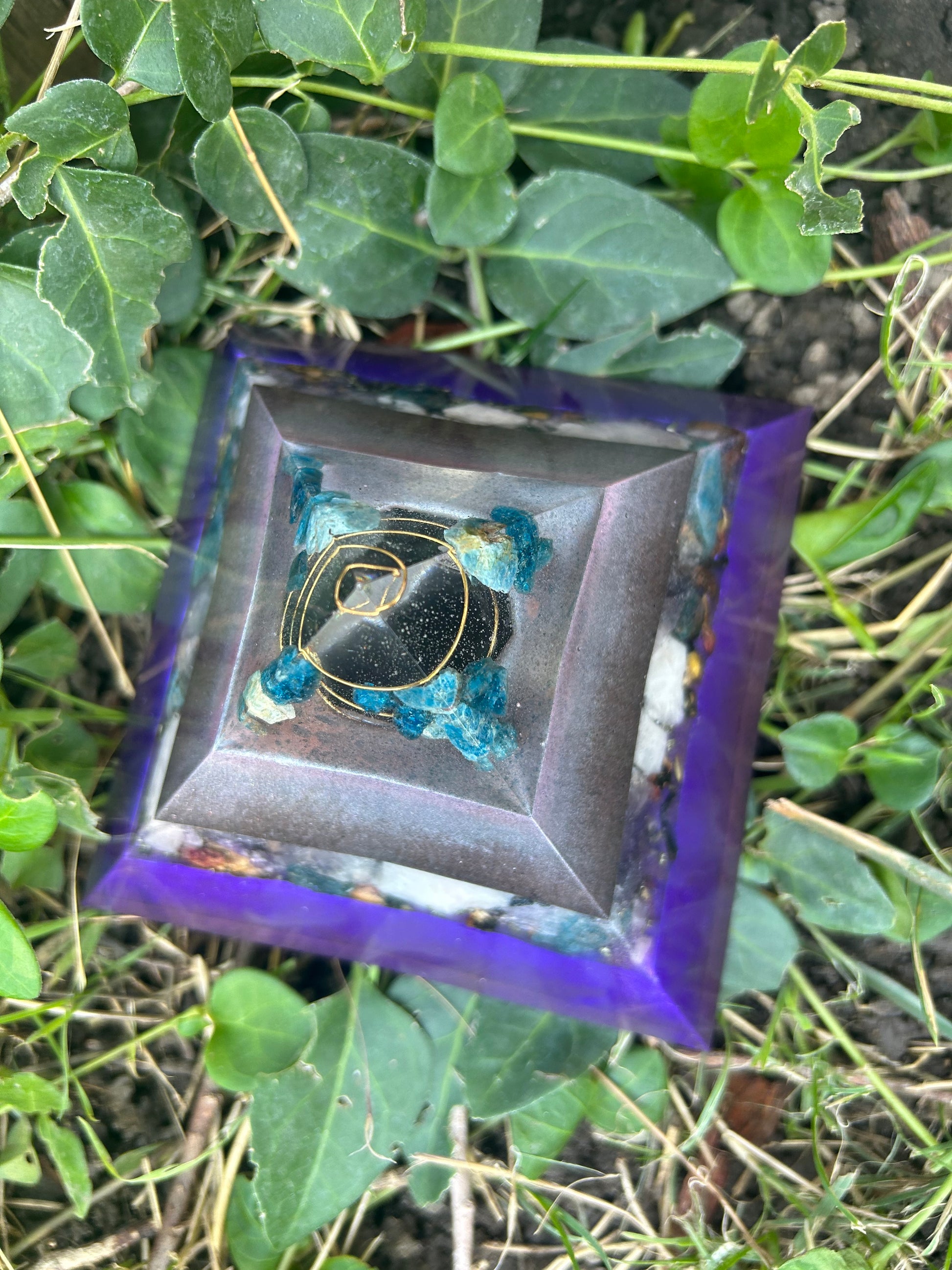 Handmade Orgonite Cheops Pyramid 8-sided purple top view